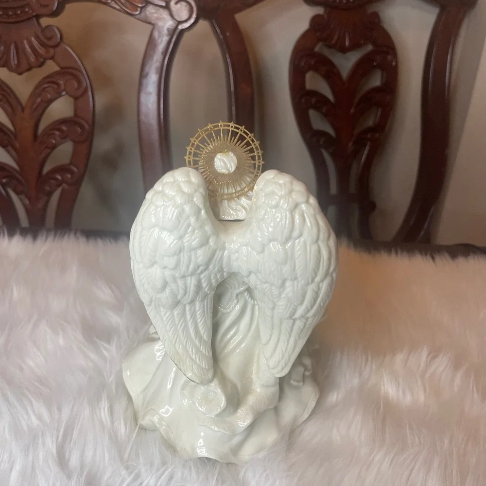 Vintage Dillard's Trimmings Musical Porcelain Angel Figurine 24KT Accents w/ Box